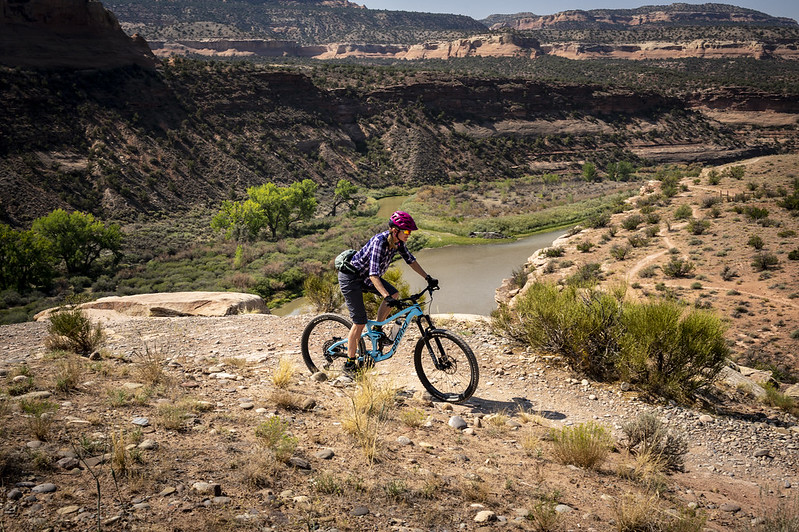 A women riding a bike on a dirt path in Fruita, Colorado