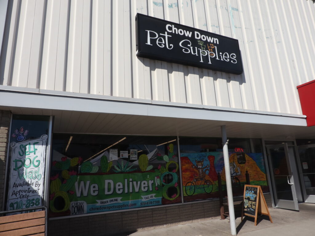 The front of Chow Down Pet Supplies.